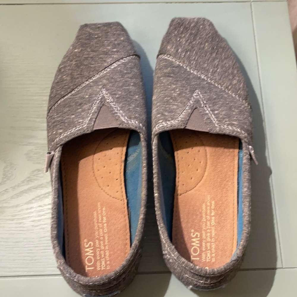 TOMs grey classics women’s size 9